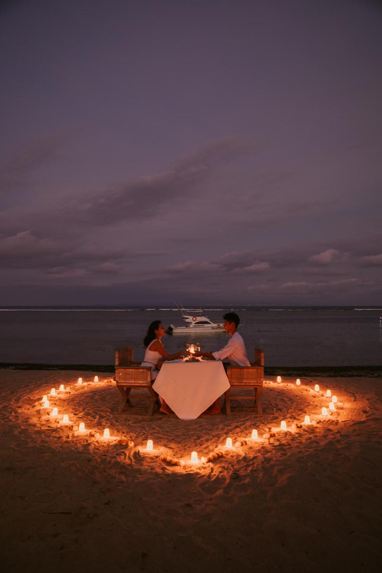 Sadara Resort Nusa Dua  Exterior foto A couple dining on a beach at night