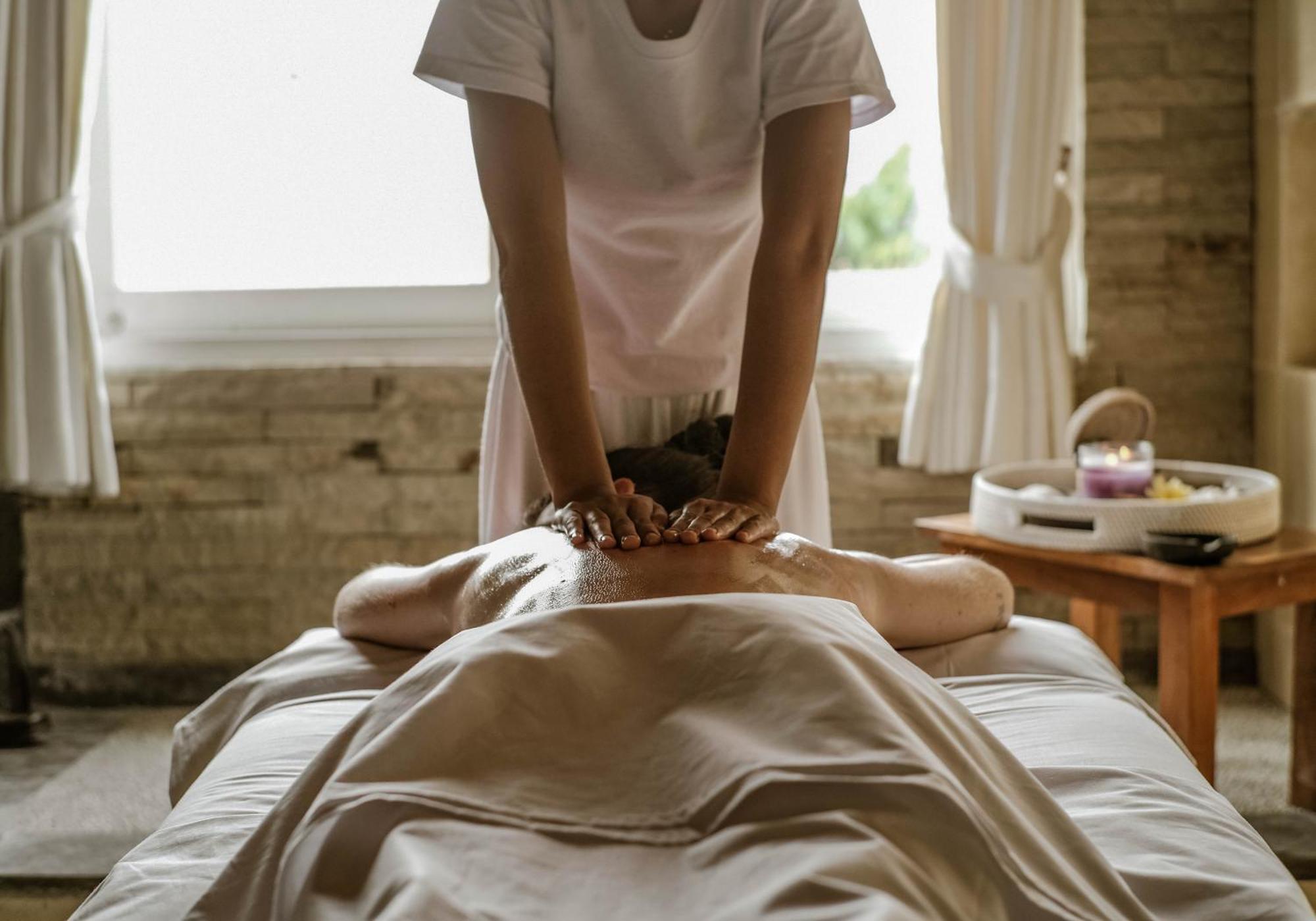 Sadara Resort Nusa Dua  Exterior foto A massage therapist working on a patient